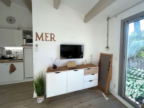 Coffee/tea maker, fridge, microwave, oven - Semi-detached T2 villa with air conditioning, pool and parking, pine forest view (Cap d'Agde)