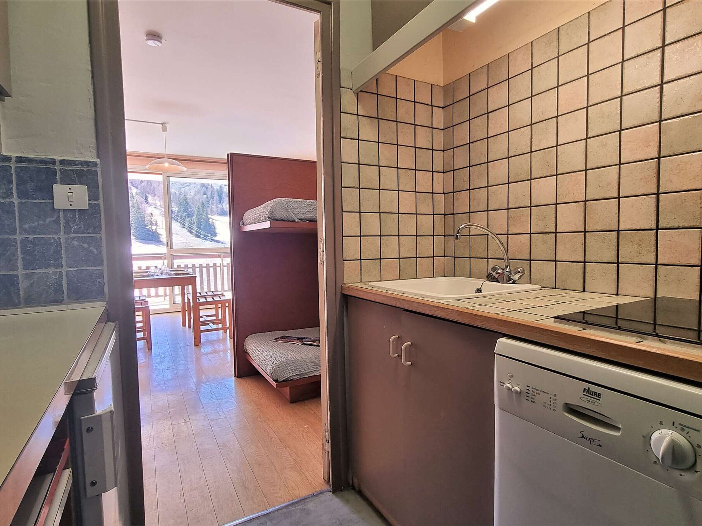 المنشأة من الداخل