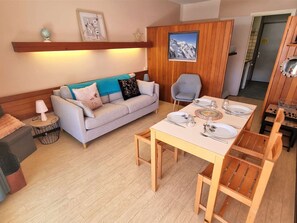 TV - Cozy mountain studio with WiFi – Sleeps 4 (Le Dévoluy)