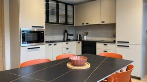 Coffee/tea maker, fridge, microwave, oven