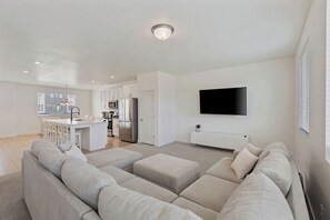 Smart TV - Modern 4BR Townhome in American Fork — Centrally Located (American Fork)