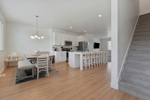 Modern 4BR Townhome in American Fork — Centrally Located