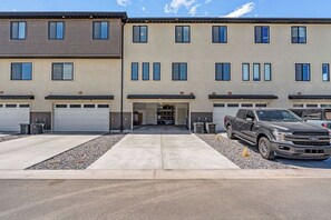 Exterior - Modern 4BR Townhome in American Fork — Centrally Located (American Fork)