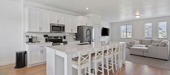 Modern 4BR Townhome in American Fork — Centrally Located