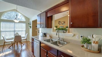 冰箱、微波炉、烤箱、炉灶