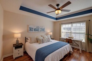 4 bedrooms, desk, iron/ironing board, travel cot - 3 King Beds! Close to Airport, Savannah HD, Tybee (Pooler)