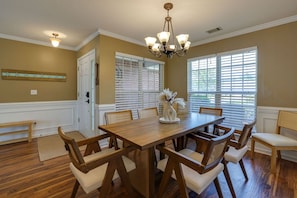 Dining - 3 King Beds! Close to Airport, Savannah HD, Tybee (Pooler)