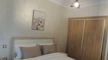 Een strijkplank/strijkijzer, wifi, beddengoed