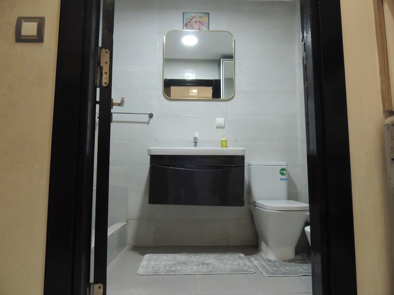 Douche, sèche-cheveux, bidet, serviettes fournies