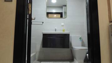 Douche, sèche-cheveux, bidet, serviettes fournies