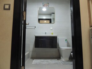 Een douche, een haardroger, een bidet, handdoeken