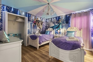 8 bedrooms, iron/ironing board, travel cot, free WiFi - Resort w/Star Wars, Mickey, and Frozen Rm near Disney (Four Corners)