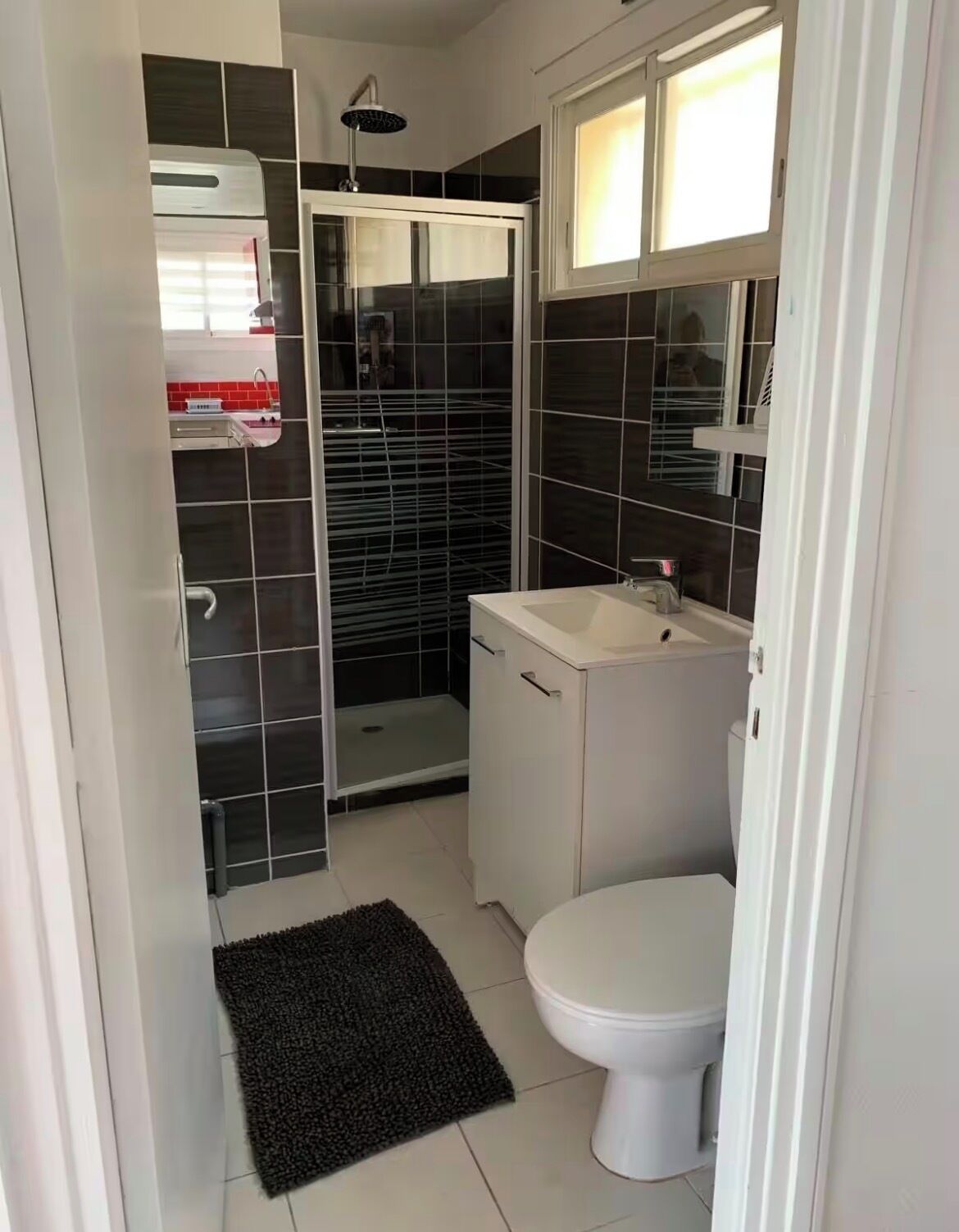 Douche, serviettes fournies, papier toilette