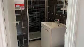 Douche, serviettes fournies, papier toilette