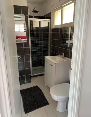 Douche, serviettes fournies, papier toilette