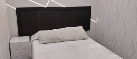 Tabla de planchar con plancha, wifi, ropa de cama