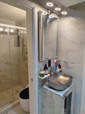 Douche, séchoir à cheveux, serviettes fournies, savon
