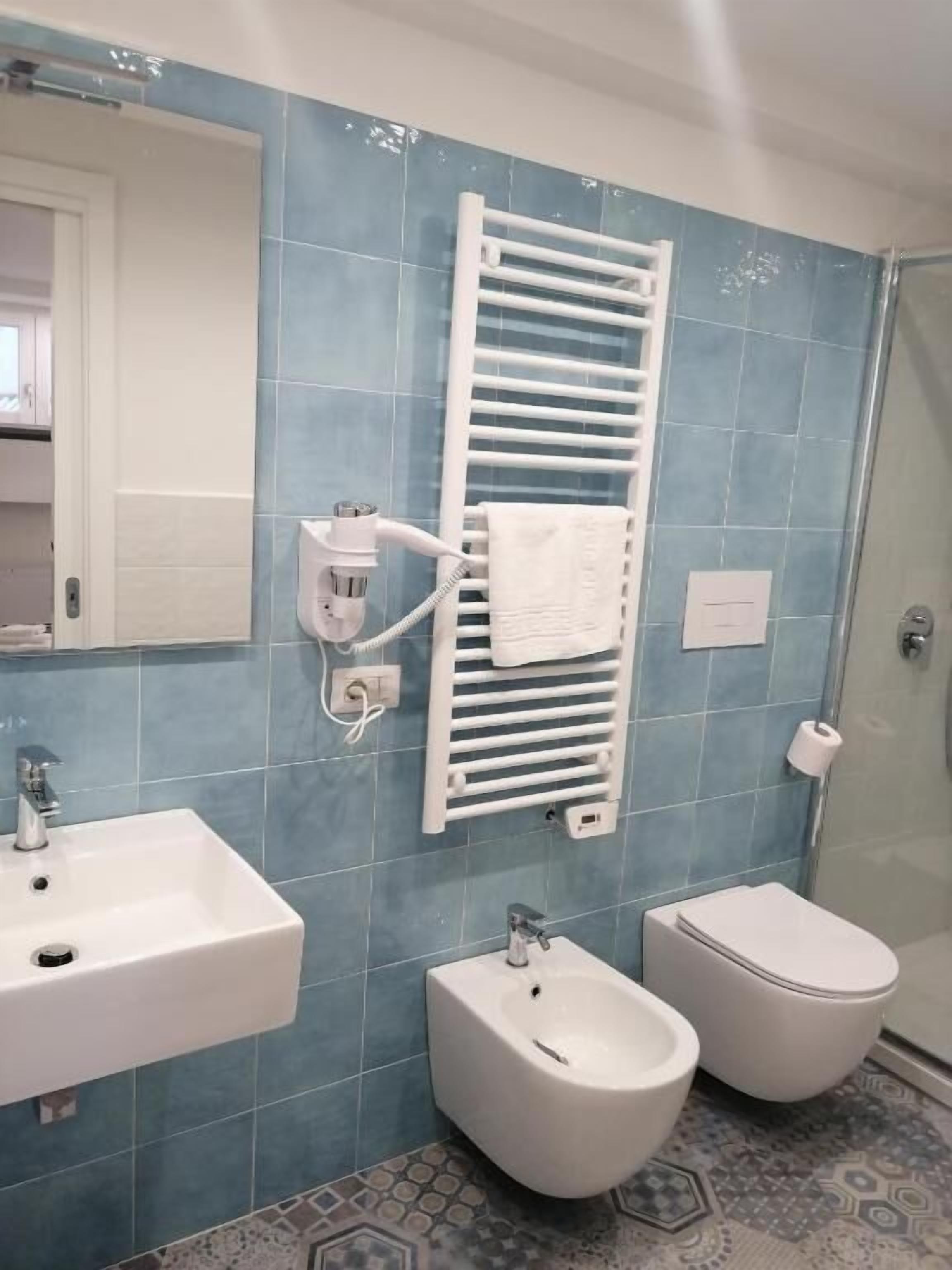 Deluxe Apartment | Bathroom | Free toiletries, hair dryer, towels, soap