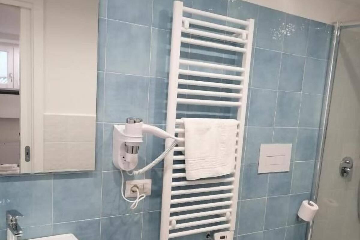 Deluxe Apartment | Bathroom | Free toiletries, hair dryer, towels, soap