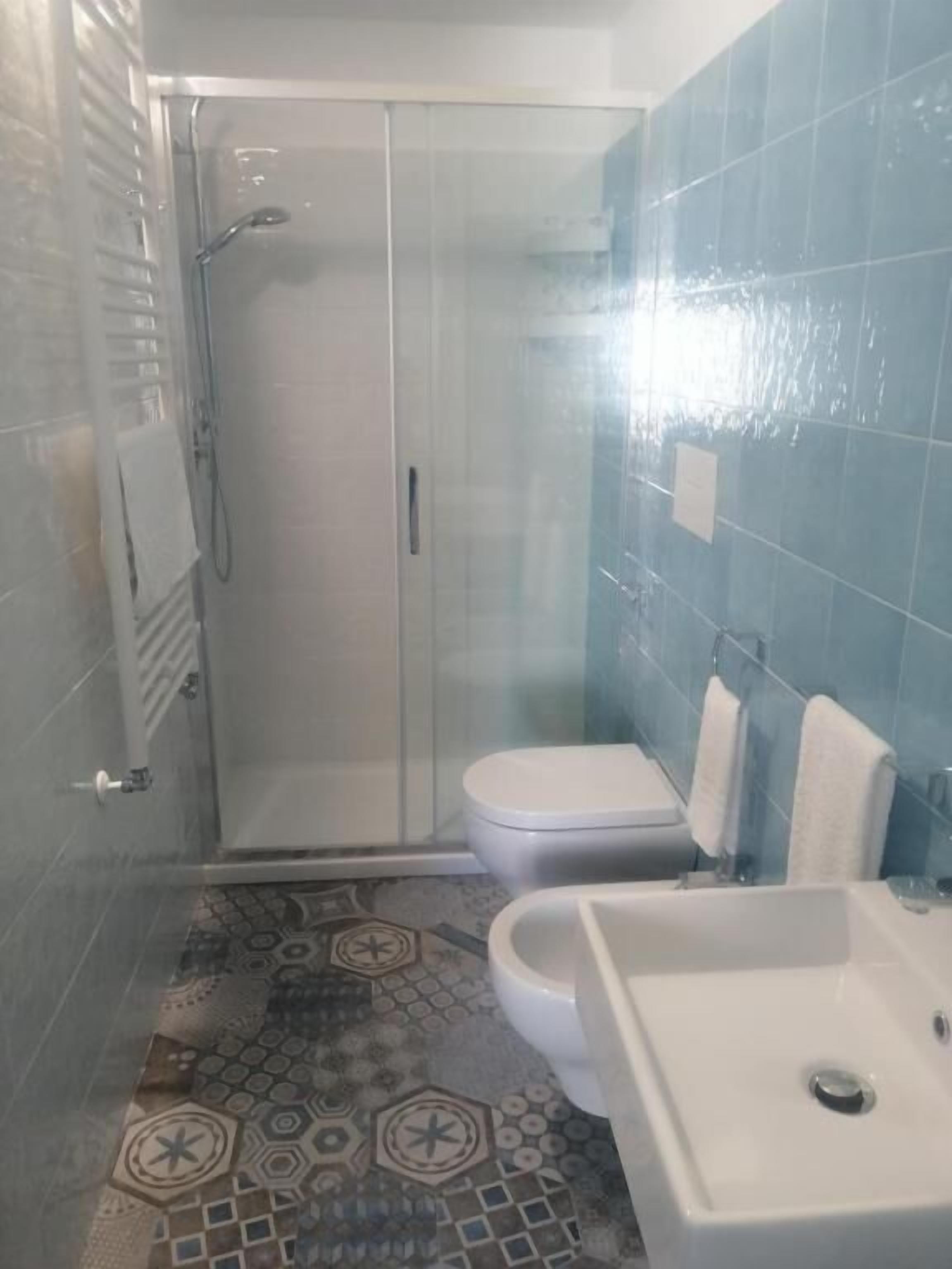 Ducha, secador de pelo, toallas y jabón