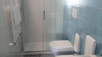 Ducha, secador de pelo, toallas y jabón