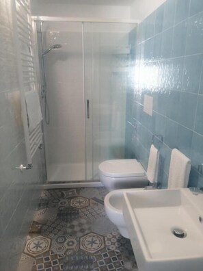 Luxury Triple Room | Bathroom | Free toiletries, hair dryer, towels, soap - La Locanda b&b Dandana (Orgosolo)