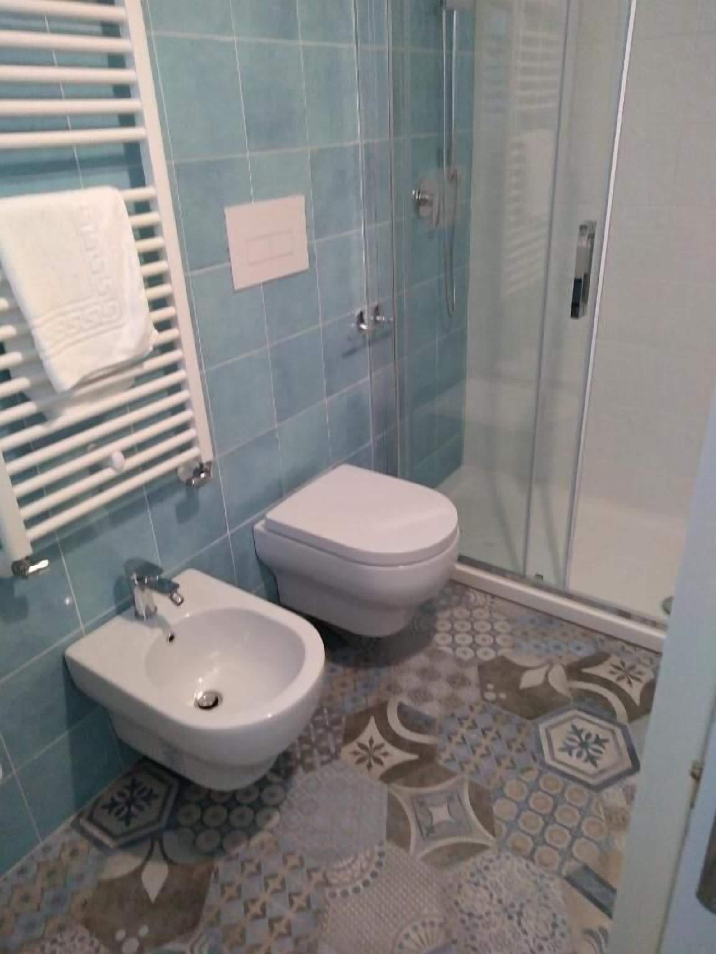 Deluxe-Doppelzimmer, Balkon, Bergblick | Badezimmer | Dusche, Haartrockner, Handtücher, Seife