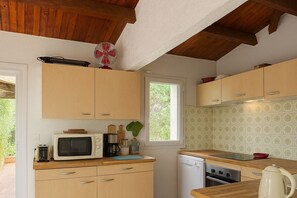 Frigorífico, microondas, horno y placa de cocina