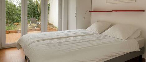 3 habitaciones y tabla de planchar con plancha