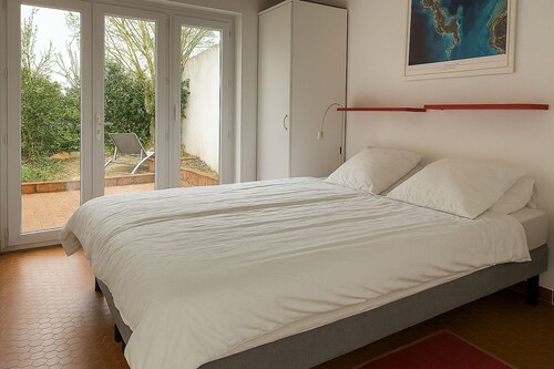 Family home with view and direct access to the beach, in the village center