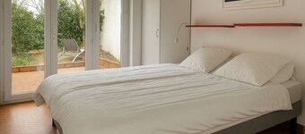 Family home with view and direct access to the beach, in the village center