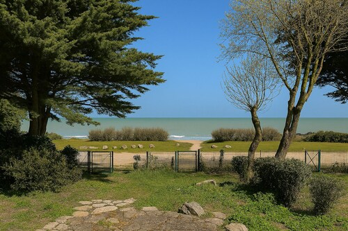 Family home with view and direct access to the beach, in the village center