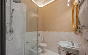 Secador de pelo, bidet, toallas, jabón