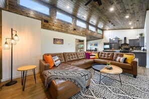 TV, fireplace - Casa del sol in Hochatown (broken bow)