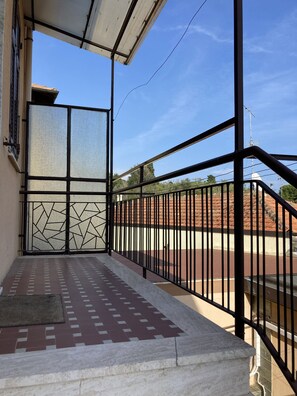 Property grounds - Apartment in small villa a few minutes walk from the sea (Ceriale)