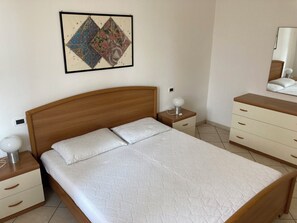 2 Schlafzimmer, Bügeleisen/Bügelbrett