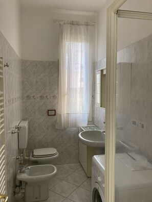 Shower, hair dryer, bidet - Apartment in small villa a few minutes walk from the sea (Ceriale)