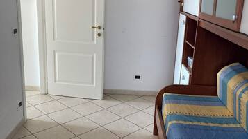 2 chambres, fer et planche Ă repasser