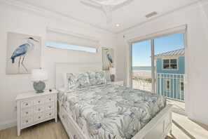 4 bedrooms, iron/ironing board, free WiFi, bed sheets - New 15% off till April-On the beach cottage style cutie! Walk to Times Square (Fort Myers Beach)