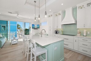 Fridge, microwave, oven, stovetop - New 15% off till April-On the beach cottage style cutie! Walk to Times Square (Fort Myers Beach)