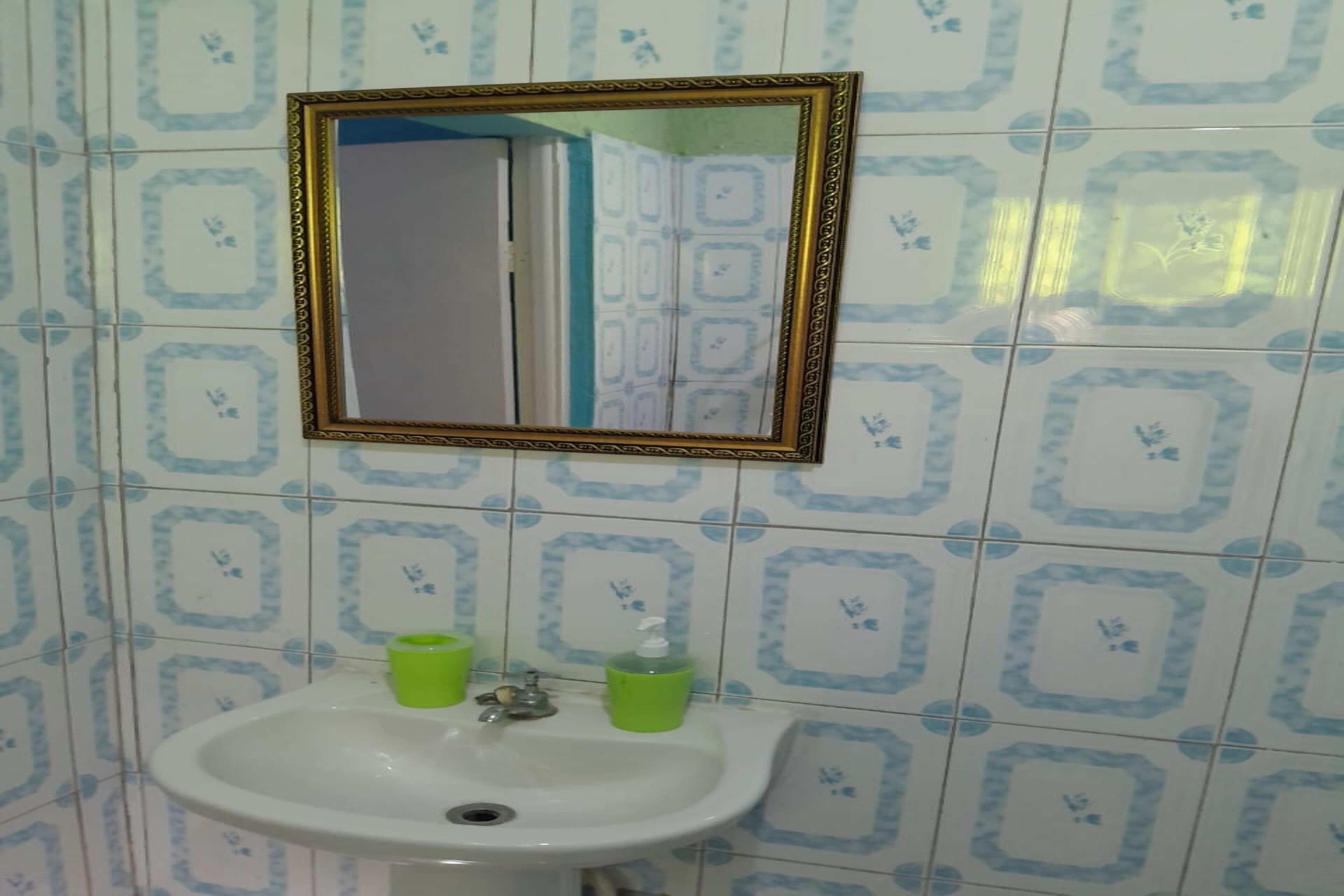 Toalhas de banho, sabonete, papel higiênico 