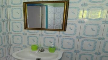 Toalhas de banho, sabonete, papel higiênico