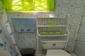 Toalhas de banho, sabonete, papel higiênico 