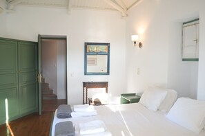 2 bedrooms, in-room safe, desk, iron/ironing board