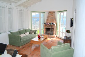Una chimenea, libros