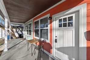 Outdoor dining - Cozy Indy Stay - Beville Ave Comfort (Indianapolis)