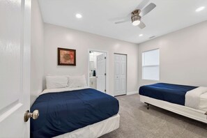 3 habitaciones, tabla de planchar con plancha, wifi y ropa de cama 