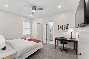 3 bedrooms, desk, iron/ironing board, travel cot - Near Downtown - Beville Ave Retreat (Indianapolis)