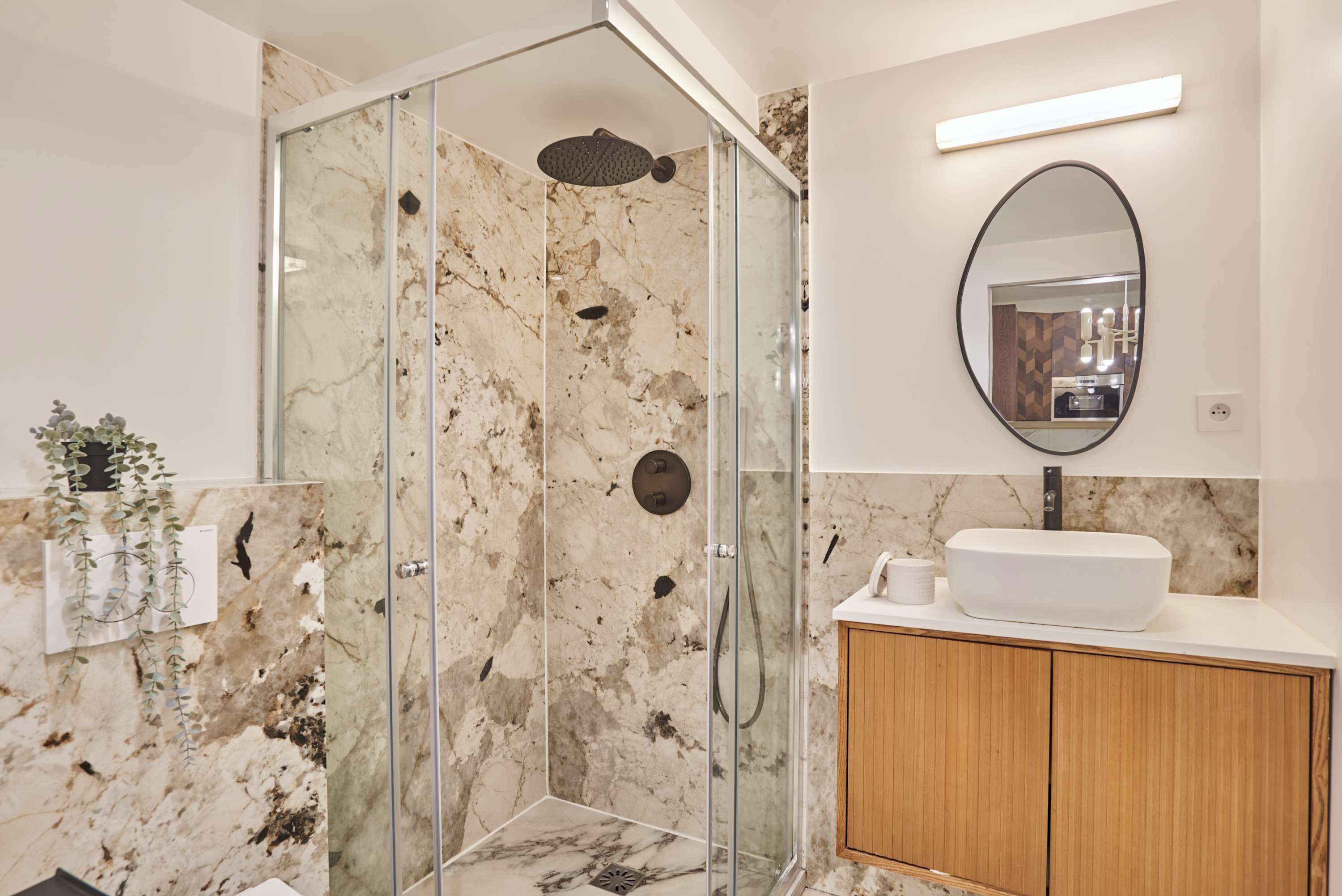 Regadera, secadora de cabello, toallas, shampoo 