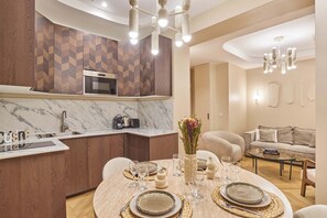 Refrigerador, microondas, parrilla de estufa y lavavajillas 